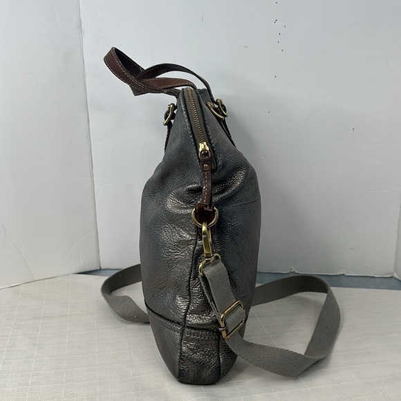 Fossil The Explorer Leather Fold-Over Crossbody Bag in metallic silver - Picture 3 of 12